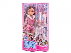 Panenka Nancy s oblečky